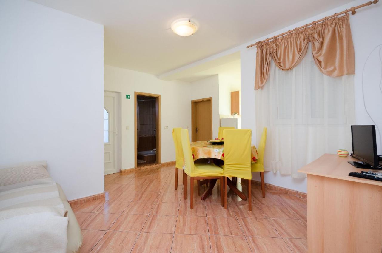 Apartments Pela Лопар Экстерьер фото