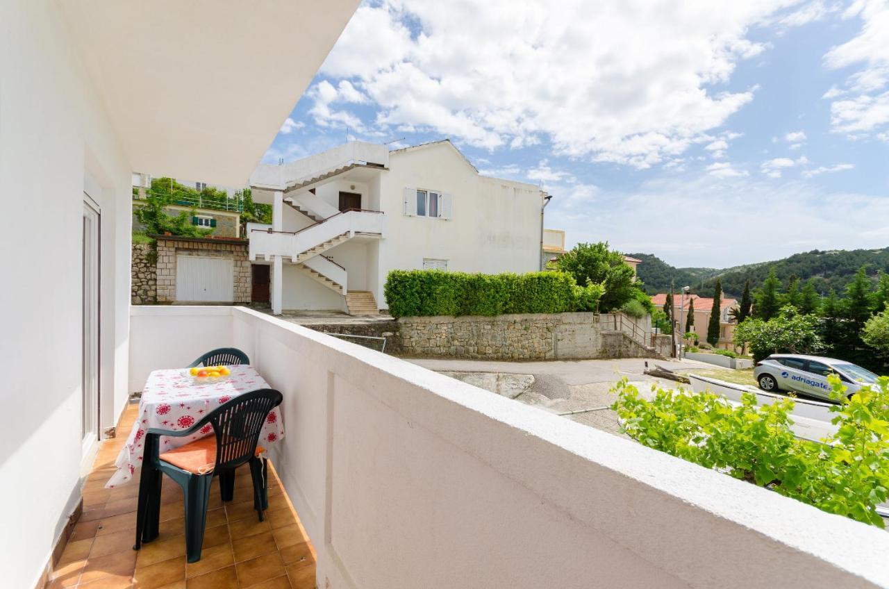 Apartments Pela Лопар Экстерьер фото