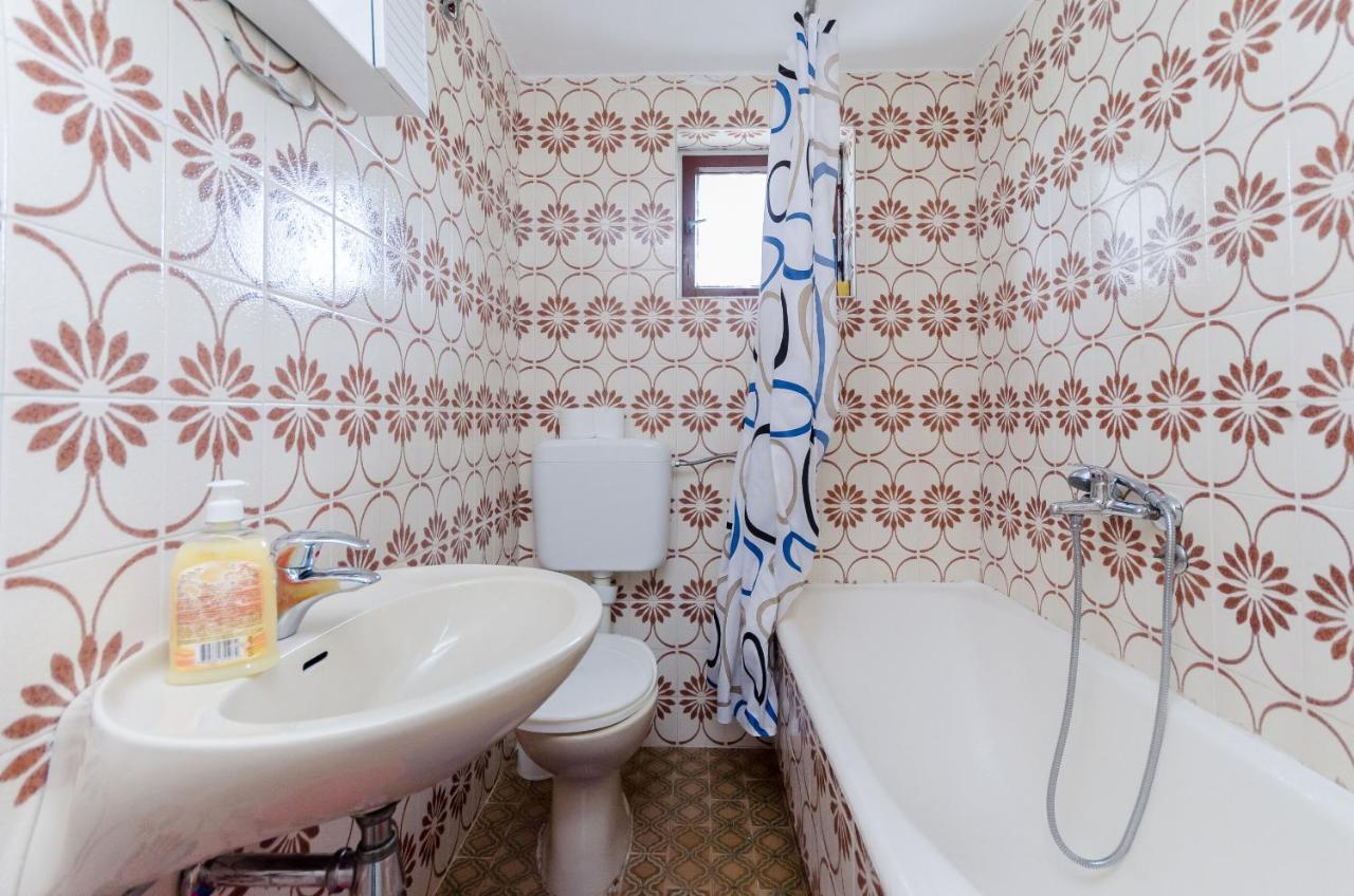 Apartments Pela Лопар Экстерьер фото
